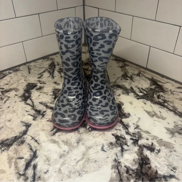 Roma Gray Leopard Print Boots with Pink Soles - Picture 4 of 7